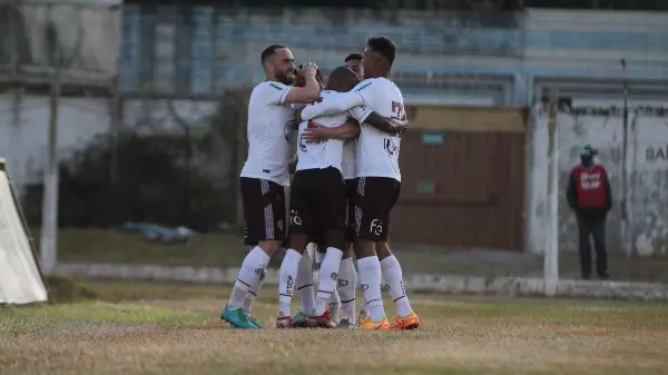 Locomotiva volta a vencer na reestreia de Vinicius Munhoz