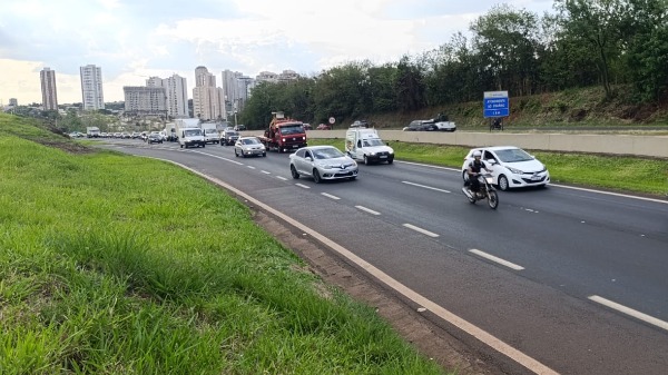 Motoristas reclamam de fura-fila e risco de acidentes no trecho final do Anel Viário Sul - Foto: Samuel Santos/CBN Ribeirão