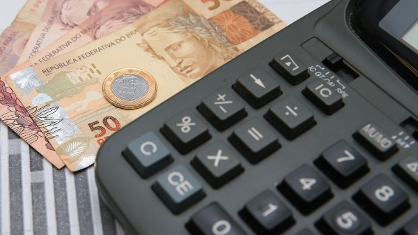 Atraso no orçamento e crise de crédito nos EUA elevam incertezas na economia