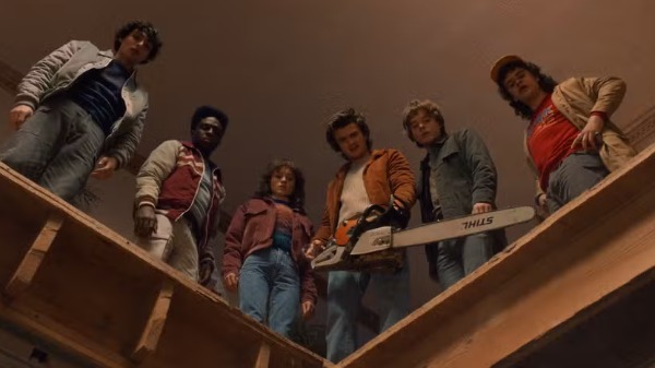 Finn Wolfhard, Caleb McLaughlin, Natalia Dyer, Joe Keery, Charlie Heaton e Gaten Matarazzo em cena de 'Stranger things' - Foto: Divulgação