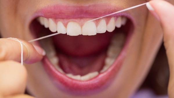 Estudo aponta que uso constante do fio dental ajuda a reduzir a incidência de AVCs