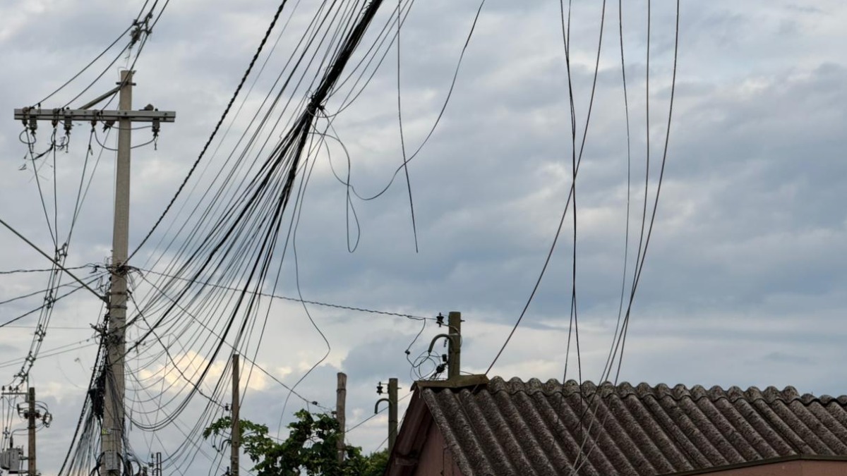 Fios soltos preocupam moradores e motoristas na região Norte de Ribeirão Preto