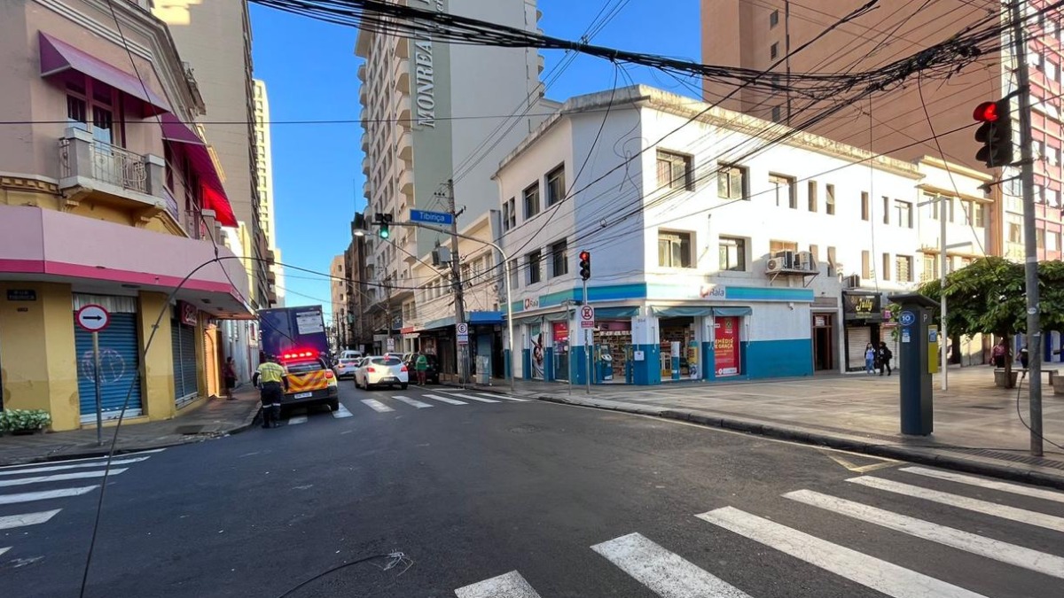 Prefeitura de Ribeirão regulariza fios soltos de internet e telefonia no Centro a partir de junho