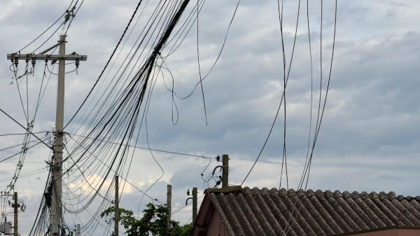 Fios soltos - Foto: Fabio Marchiselli/CBN Ribeirão