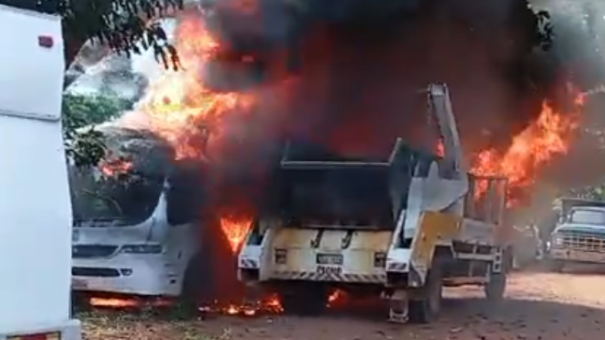 Incêndio atinge veículos públicos no pátio da Prefeitura de Taquaritinga