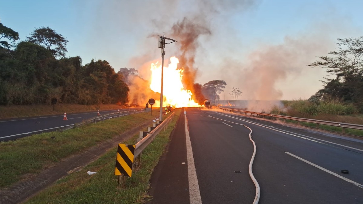 Acidente entre carro e caminhão causa incêndio na Rodovia Cândido Portinari