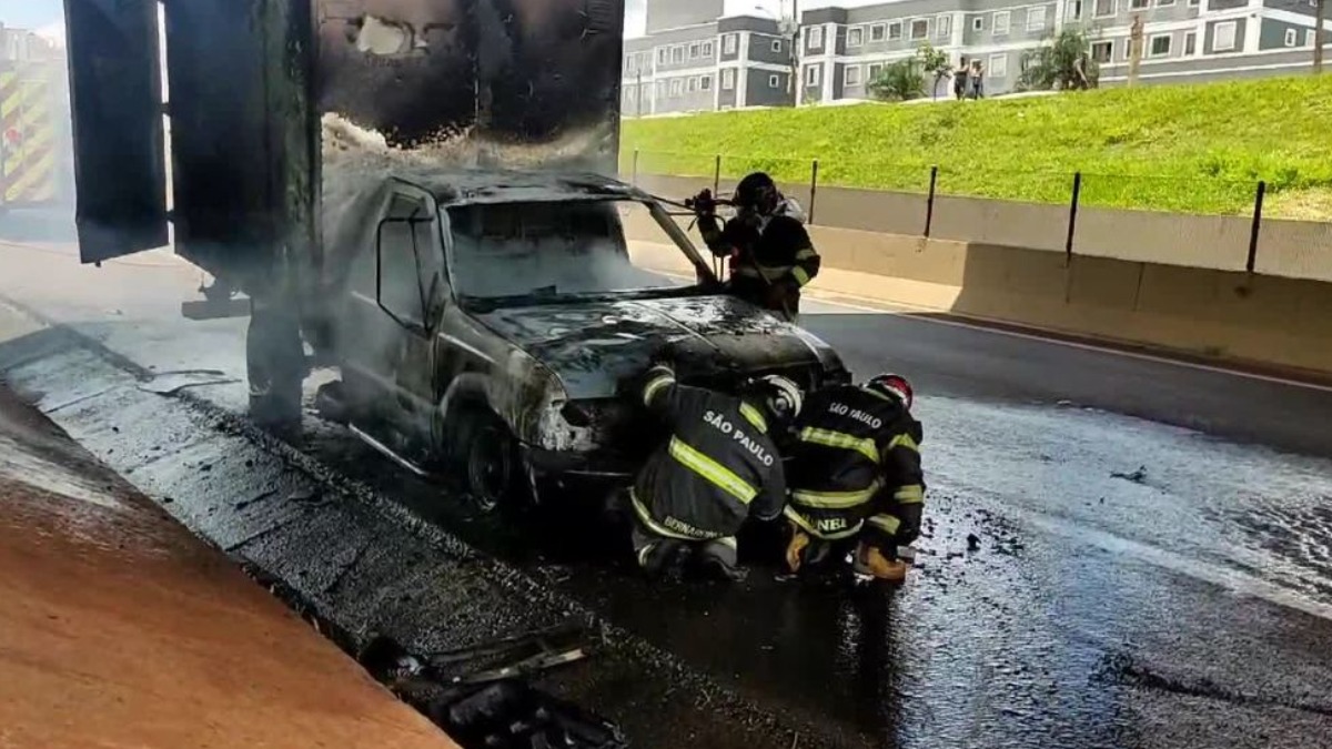 Caminhão fica destruído após pegar fogo na rodovia Cândido Portinari, em Franca