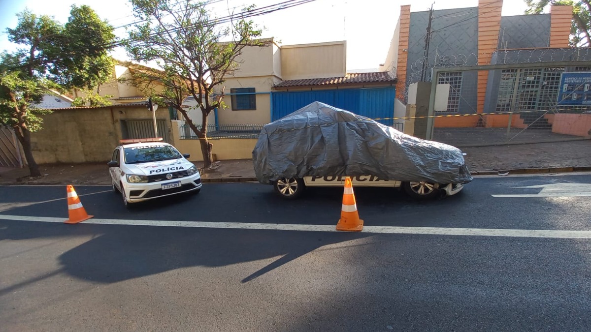 Viatura da Polícia Militar pega fogo na rua Capitão Salomão nesta quinta-feira (12)