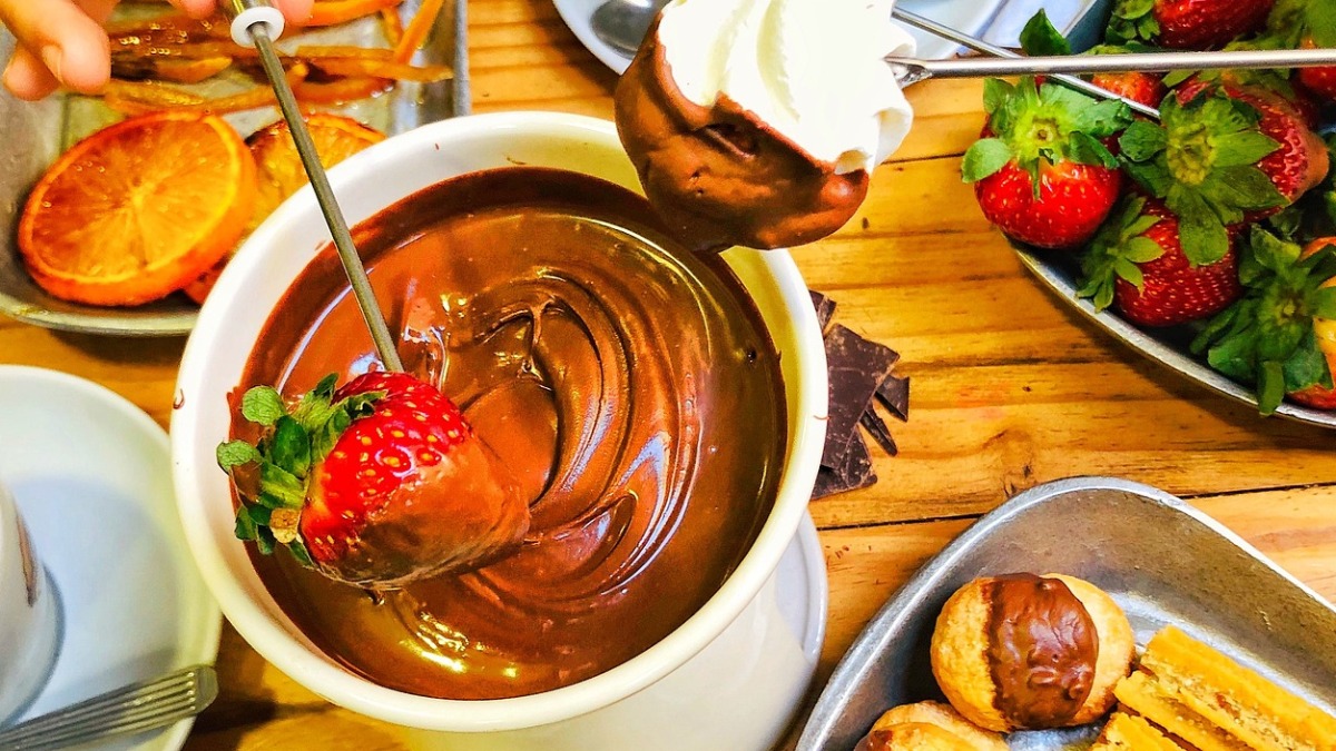 Veja como esquentar os dias frios com um fondue de chocolate com frutas