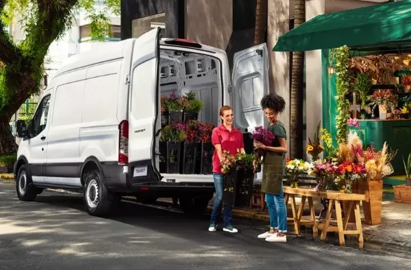 Ford amplia linha Transit com o furgão importado do Uruguai