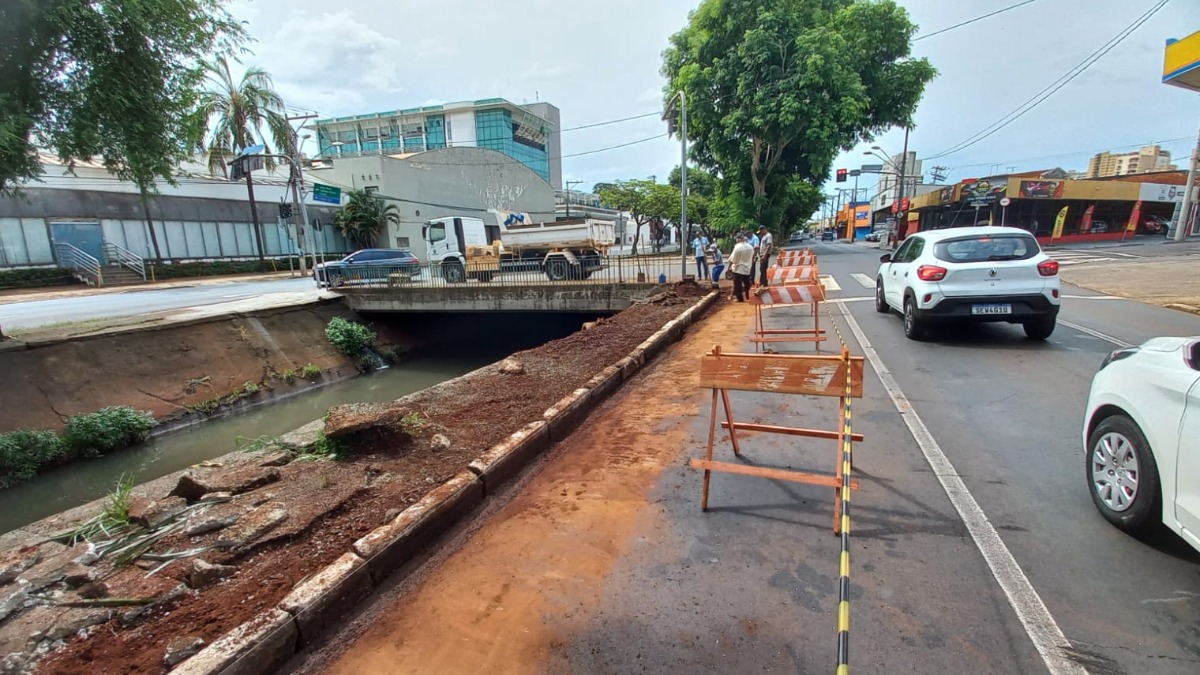 Prefeitura realiza reparos em trincados na parede do córrego da avenida Francisco Junqueira