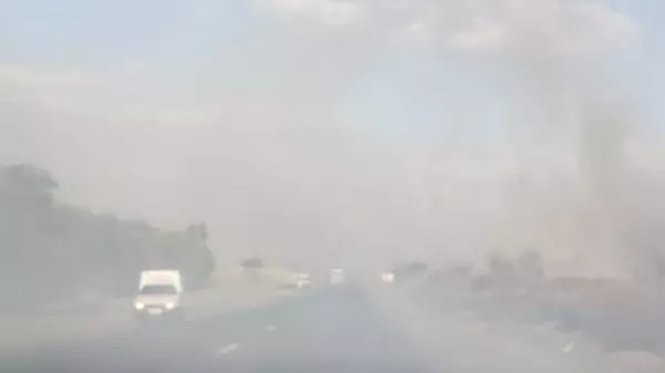 Fumaça invade pista de rodovia próxima a Cosmópolis e prejudica trânsito