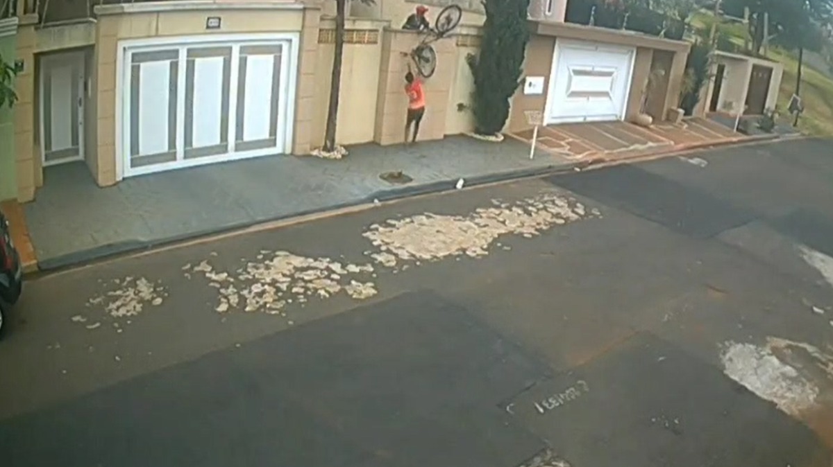 Bandidos escalam muro de casa e furtam duas bicicletas em Ribeirão Preto