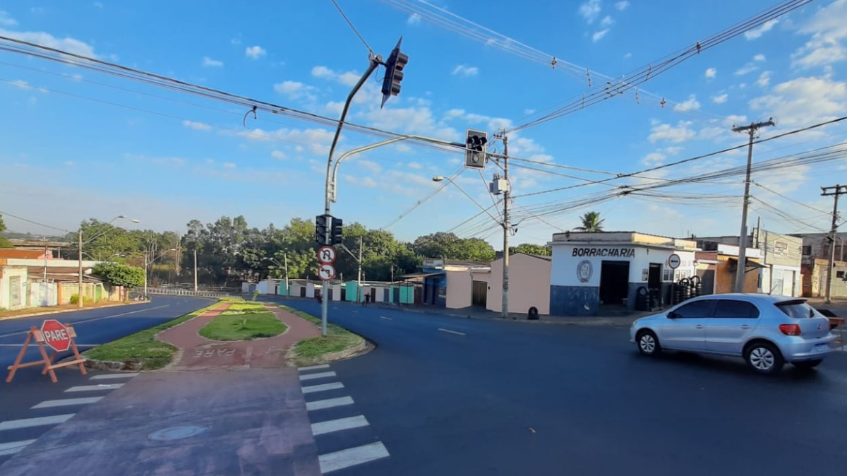 Semáforos sem funcionar no cruzamento entre a avenida Thomaz Alberto Whately com a rua Romano Coró