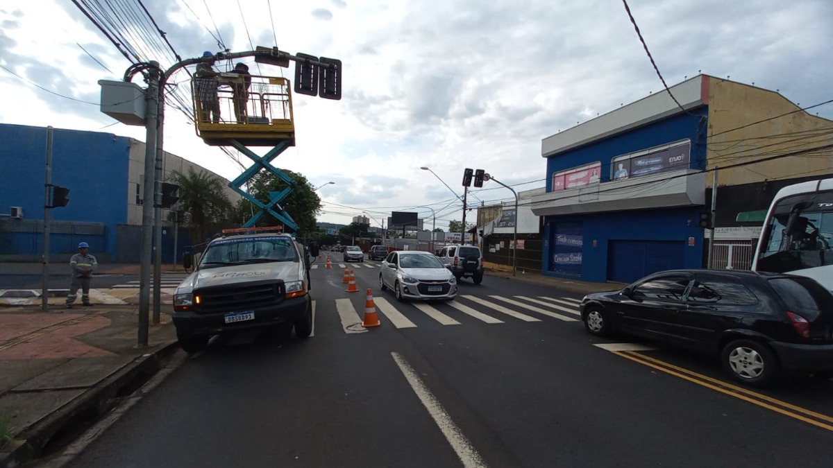 Semáforo de pedestres tem fios furtados na avenida Dom Pedro I nesta quinta-feira (20)