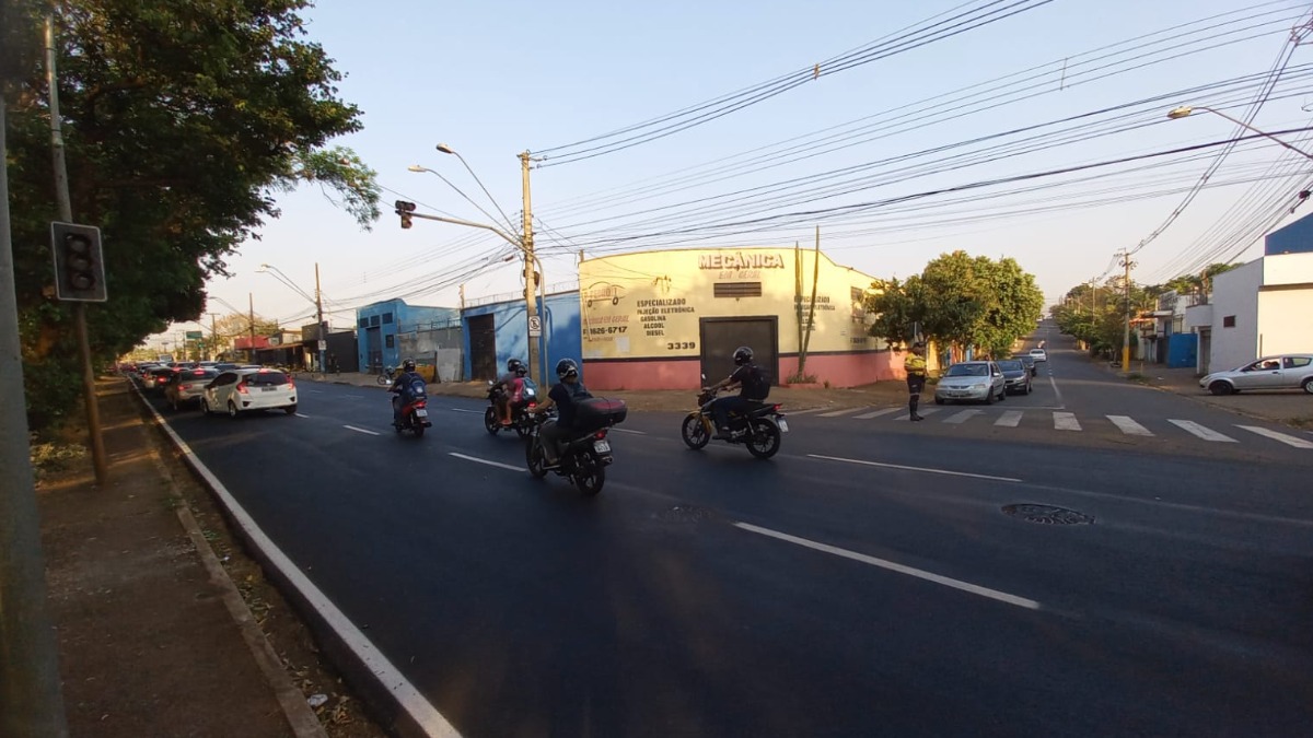 Semáforos desligados entre a Via Norte e a rua Rio Madeira dificultam o trânsito nesta quinta (26)