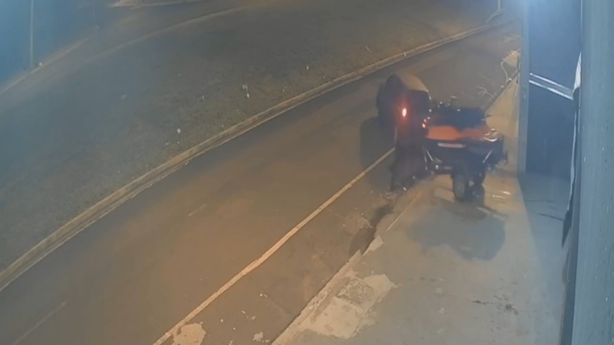 Criminosos utilizam carro em marcha ré para arrombar portão furtar moto aquática em Franca