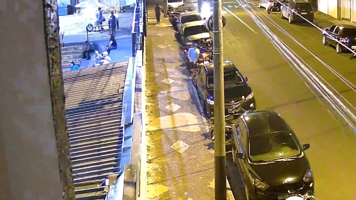 Câmera de segurança registra momento em que um homem furta moto em Franca