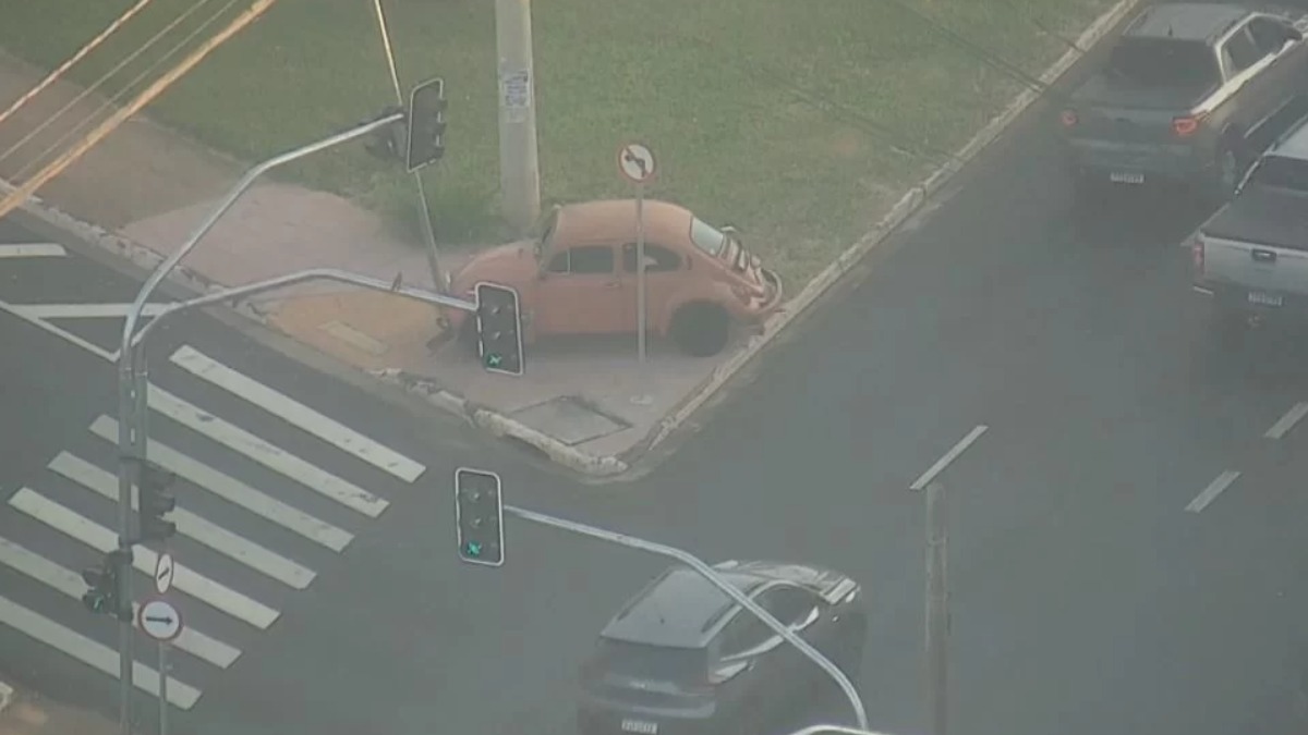 Motorista invade calçada e atinge poste de semáforo em Ribeirão Preto