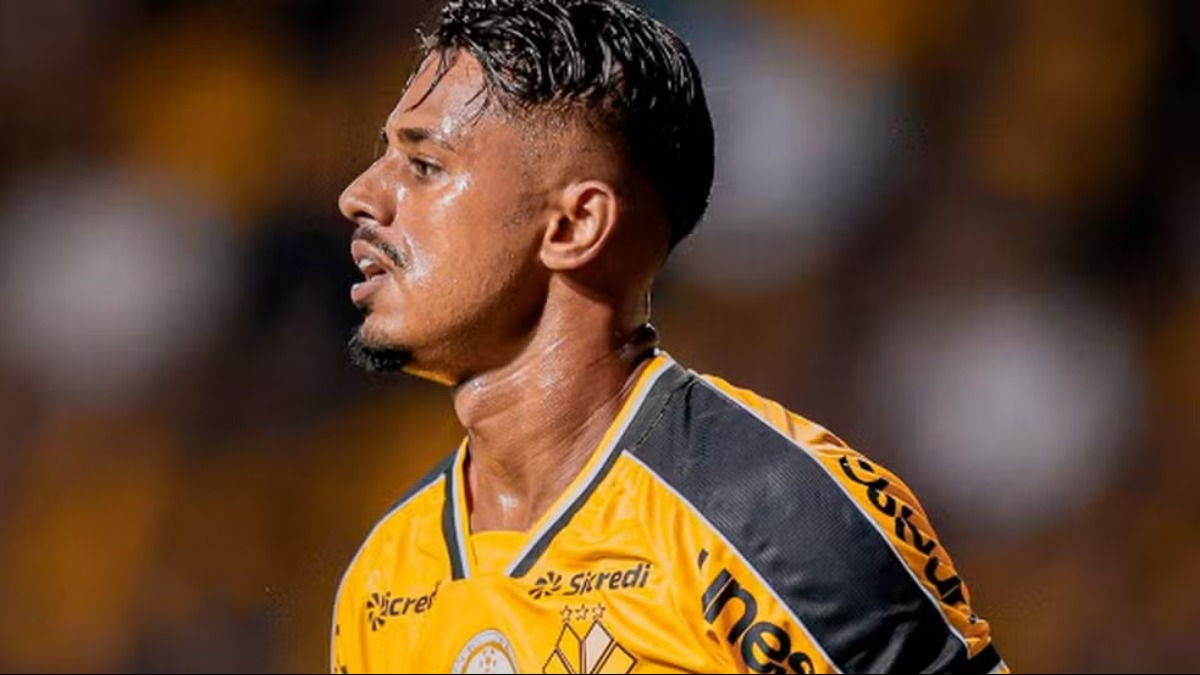 Gabriel Barros chega a Ribeirão para assinar contrato por empréstimo até o final da Série B
