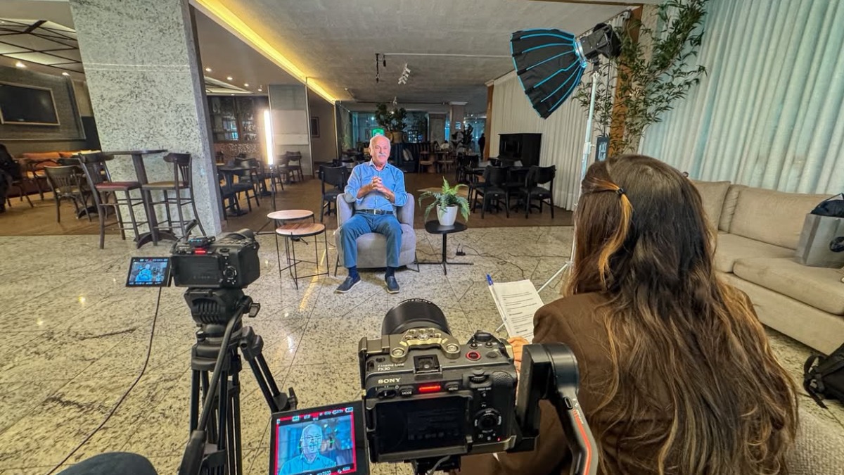 Entrevista com Waldir Miguel do Nacional Inn. Na foto a jornalista Thainá Bernardes e o entrevistado Waldir Miguel - Créditos: Rafael Vilhena