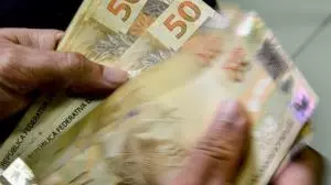 Bolsa-caminhoneiro e auxílio de R$ 600 começam a ser pagos