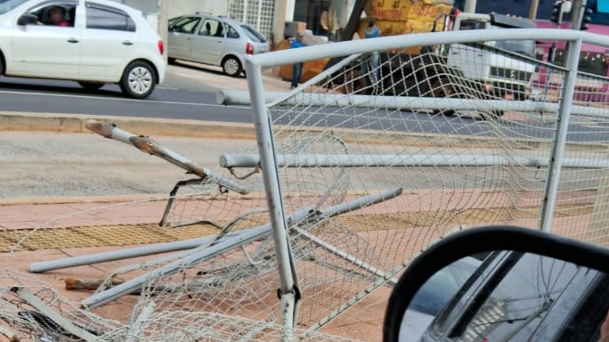 Grades de proteção danificadas geram reclamações em avenidas de Ribeirão