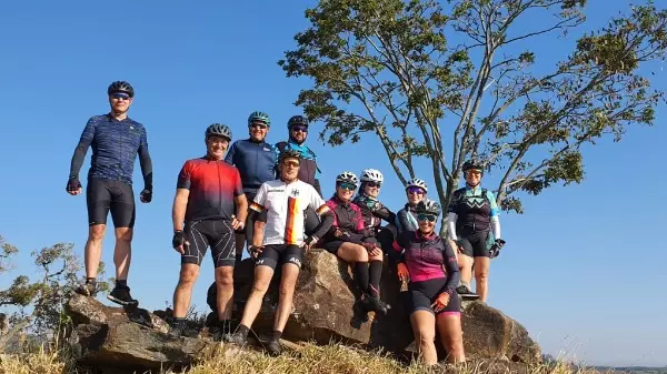 Ciclistas desfrutam da gastronomia em passeios pela região