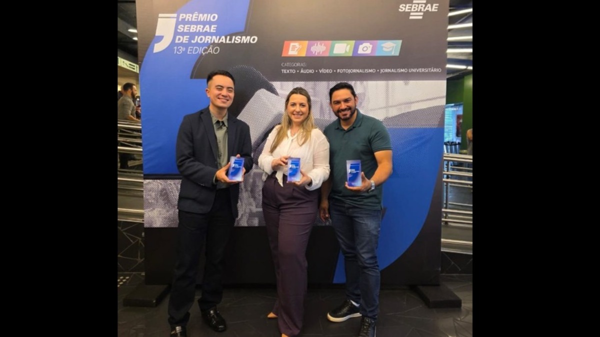 Profissionais do Grupo EP posam com os troféus durante a 13ª edição do Prêmio Sebrae de Jornalismo, realizada em São Paulo, no dia 29 de setembro de 2026 - Crédito: Divulgação