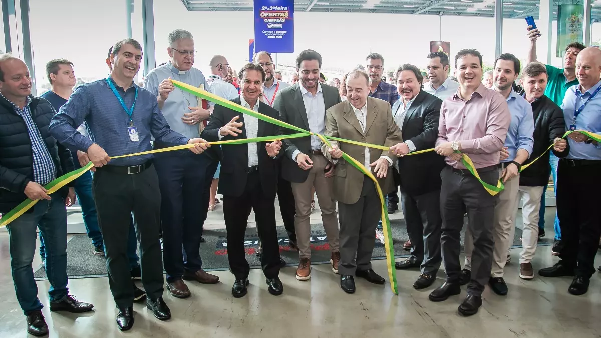 Diretoria do Grupo Savegnago e autoridades participam do desenlace da fita durante a inauguração da nova loja - Crédito:&nbsp;Divulgação