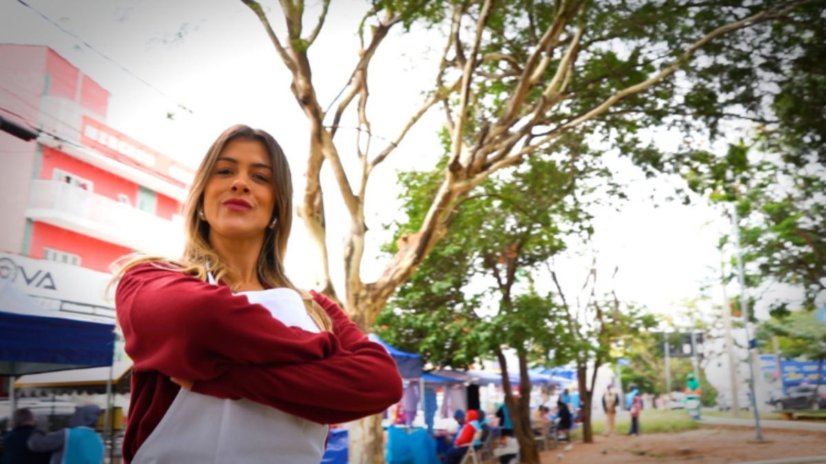 Larissa Cavalcante, apresentadora da EP FM, virou feirante por um dia e sentiu de perto o sabor dessa tradição - Crédito: Divulgação