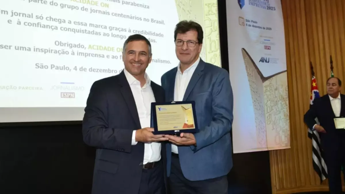 Diretor de Relações Institucionais do Grupo EP, Paulo Brasileiro, recebe o prêmio da ANJ - Crédito: Divulgação