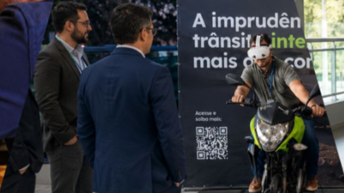 A solução utiliza tecnologia imersiva para colocar motociclistas em situações reais de risco, promovendo conscientização no trânsito - Crédito: Divulgação