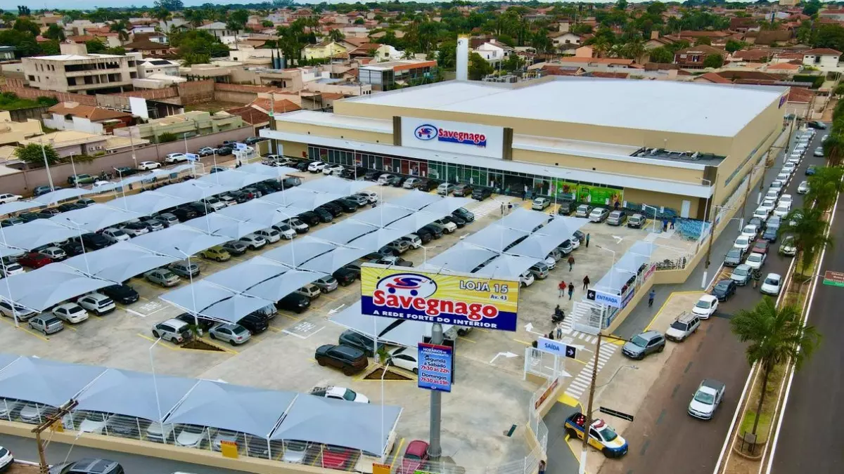 Em novo prédio, a loja 15 do Savegnago Supermercados conta com amplo estacionamento que oferece 239 vagas para carros e 44 para motos - Crédito: Divulgação