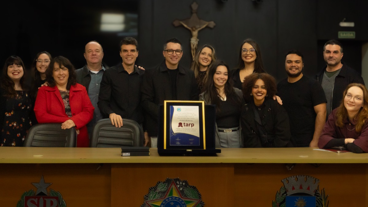 Com um Diploma de Reconhecimento Público, a Câmara Municipal homenageou a empresa Tarp Marketing pelos 25 anos de funcionamento - Crédito: Divulgação
