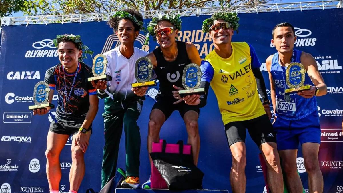 Pódio Masculino de 5 km: Eder Uilian conquistou o primeiro lugar da categoria com o tempo de 15m01s - Crédito de foto: Rogério Capela