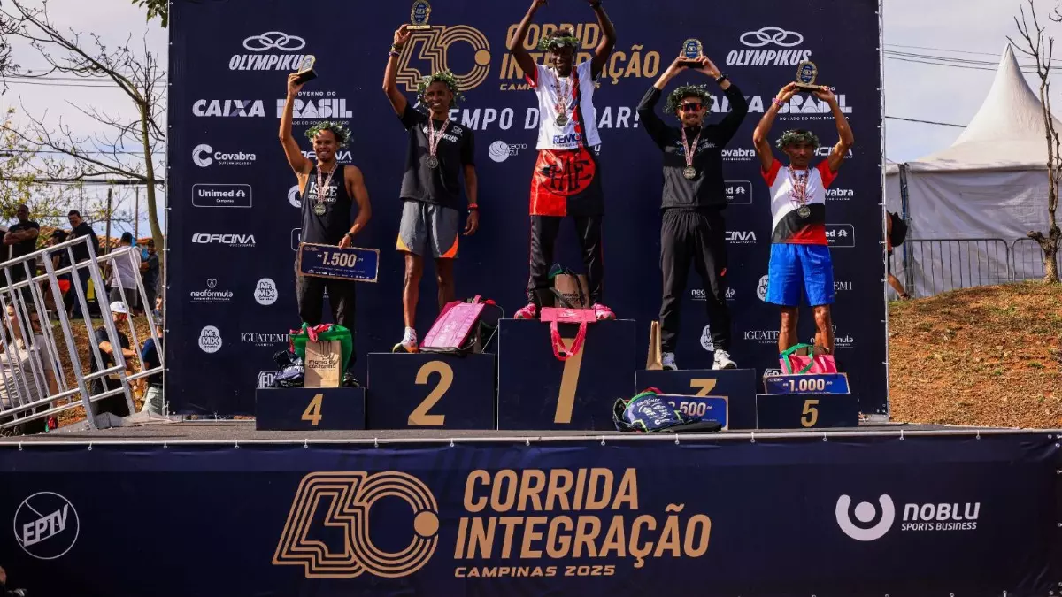 Pódio Masculino de 21 km: queniano Wilson Mutua Maina conquistou o primeiro lugar da categoria com o tempo de 01h04m32s - Crédito: Rogério Capela