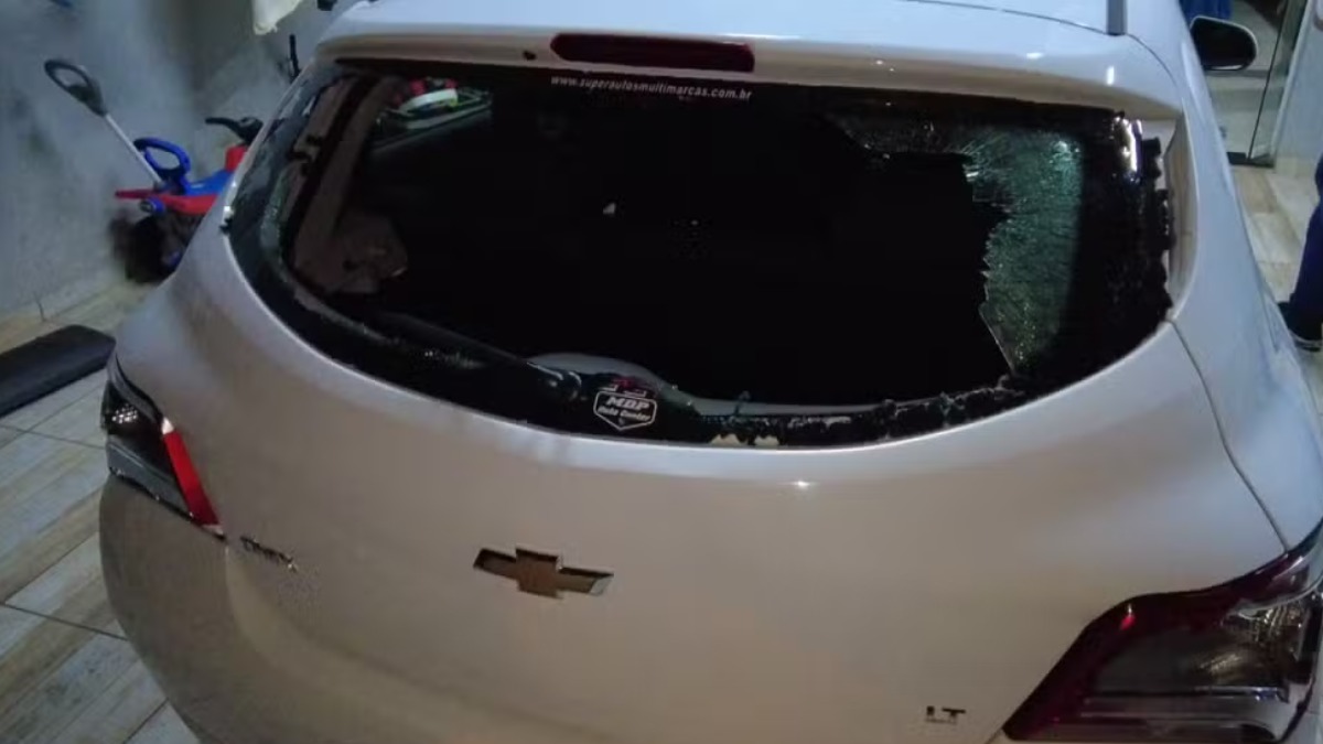 Grupo quebra portão e carro de pai que incentivou filho a agredir outra criança Grupo quebra portão e carro de pai que incentivou filho a agredir outra criança