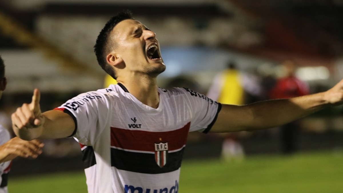 Guilherme Madruga, volante do BotafogoSP, é um dos três finalistas do