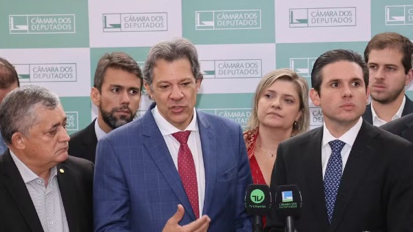 Fernanda Haddad se reúne com Hugo Motta para discutir pauta econômica para os próximos dois anos
