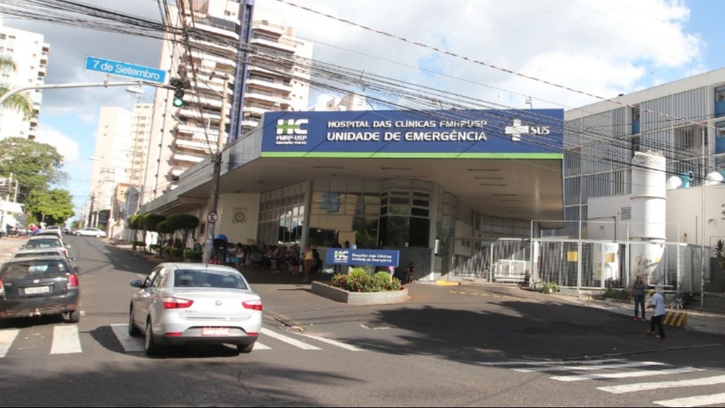 Idosa de 90 anos fica 14 horas aguardando dentro de ambulâncias por vaga de internação no HC