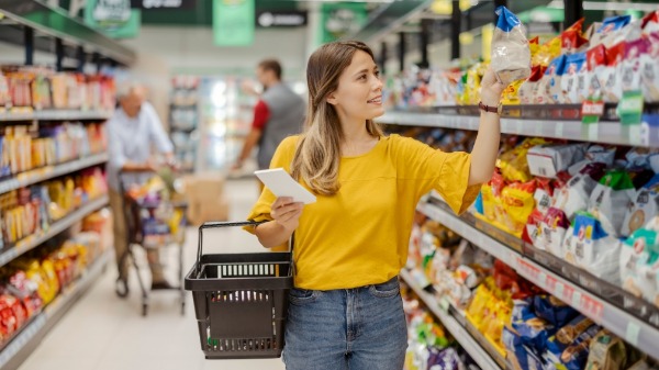 Indústria usa apelo da saúde para vender produtos que parecem saudáveis, mas não são - Foto: PixelsEffect de Getty Images Signature/Canva