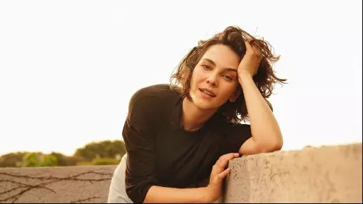 Tainá Muller, de "Bom Dia, Verônica", conversa com a Curadoria Hilst.