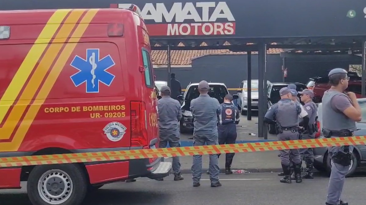 Irmãos são baleados em frente à revenda de carros em Franca