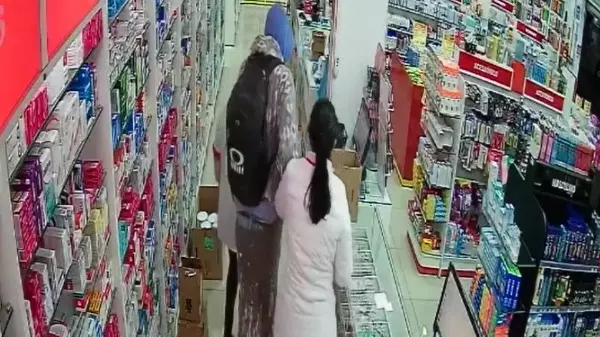 Homem rouba R$ 3,6 mil de farmácia e é preso em Pedreira; vídeo