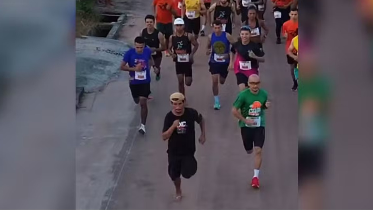 Homem viraliza participando de corrida de rua com chinelos