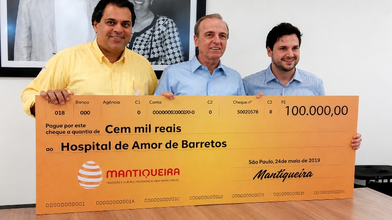 Murilo Savegnago, Leandro Pinto e Henrique Prata durante a entrega do cheque de R$100 mil ao Hospital de Amor de Barretos (SP), pelo projeto 