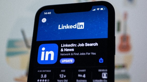 Você está em busca de emprego ou quer mudar de carreira? Saiba como bombar seu LinkedIn!
