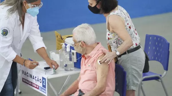 SP anuncia 4ª dose acima dos 60 anos; Campinas aguarda detalhes