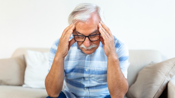 Dor de cabeça: quando esse sintoma pode indicar um risco maior?